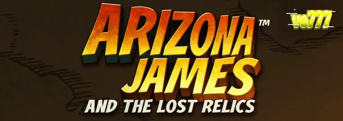 Arizona James berdiri di depan pintu masuk makam kuno dengan latar belakang gurun pasir.